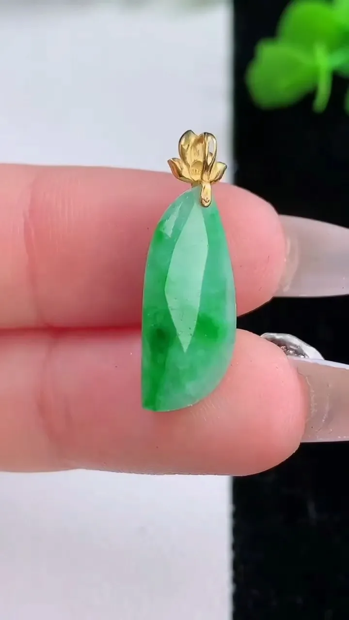 天然A货翡翠随形吊坠，尺寸18.2-8.2-5.7，重量:1.53g
12月8日