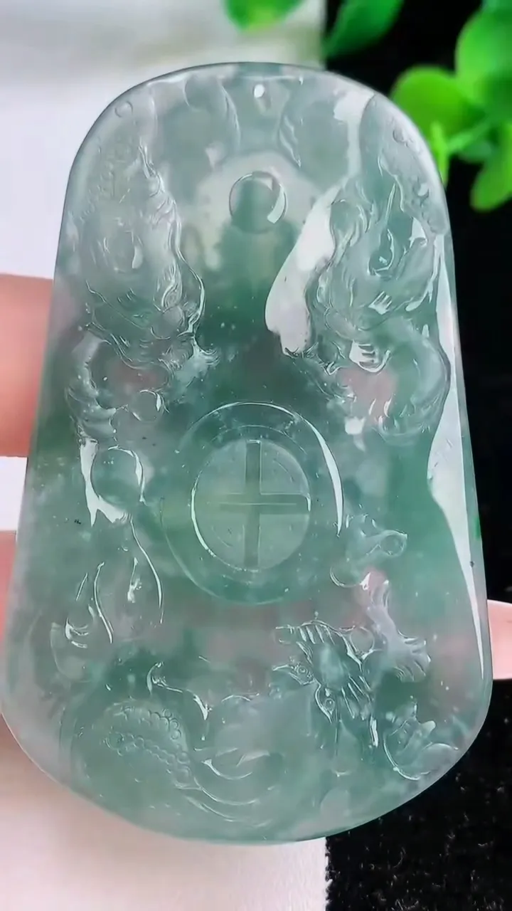 天然A货翡翠九龙至尊 虚空藏菩萨吊坠，尺寸65.7-41.5-5.4，重量:27.19g
12月8日