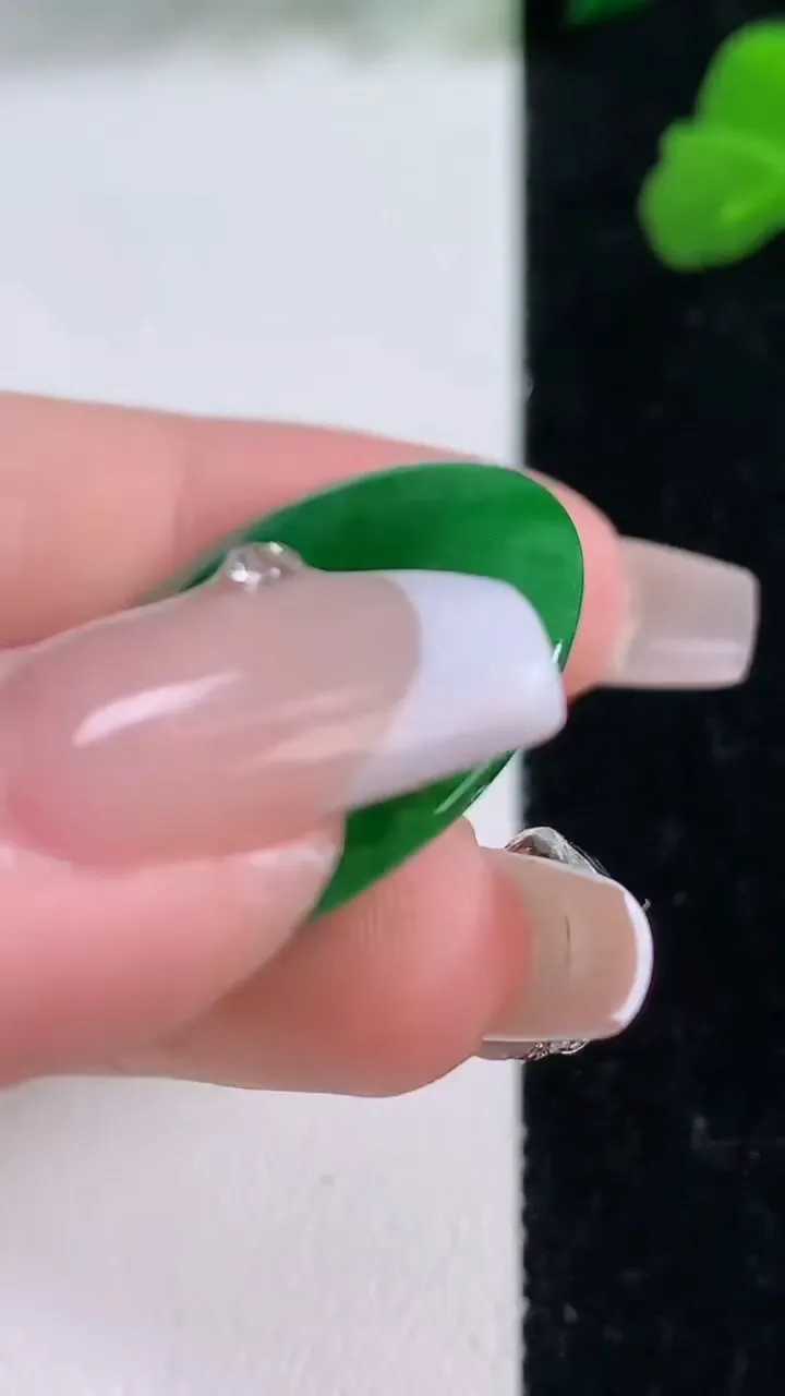 天然A货翡翠平安扣吊坠，尺寸29.4-4.6，重量:8.49g
12月8日