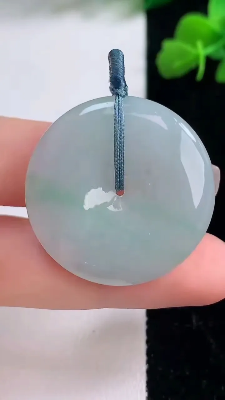 天然A货翡翠平安扣吊坠，尺寸31.8-5，重量:11.90g
12月8日