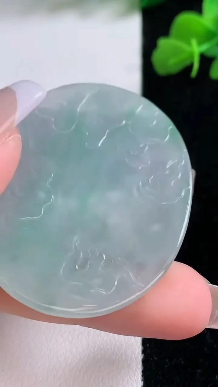 天然A货翡翠龙牌吊坠，尺寸49.2-38.2-5.2，重量:18.52g
12月8日