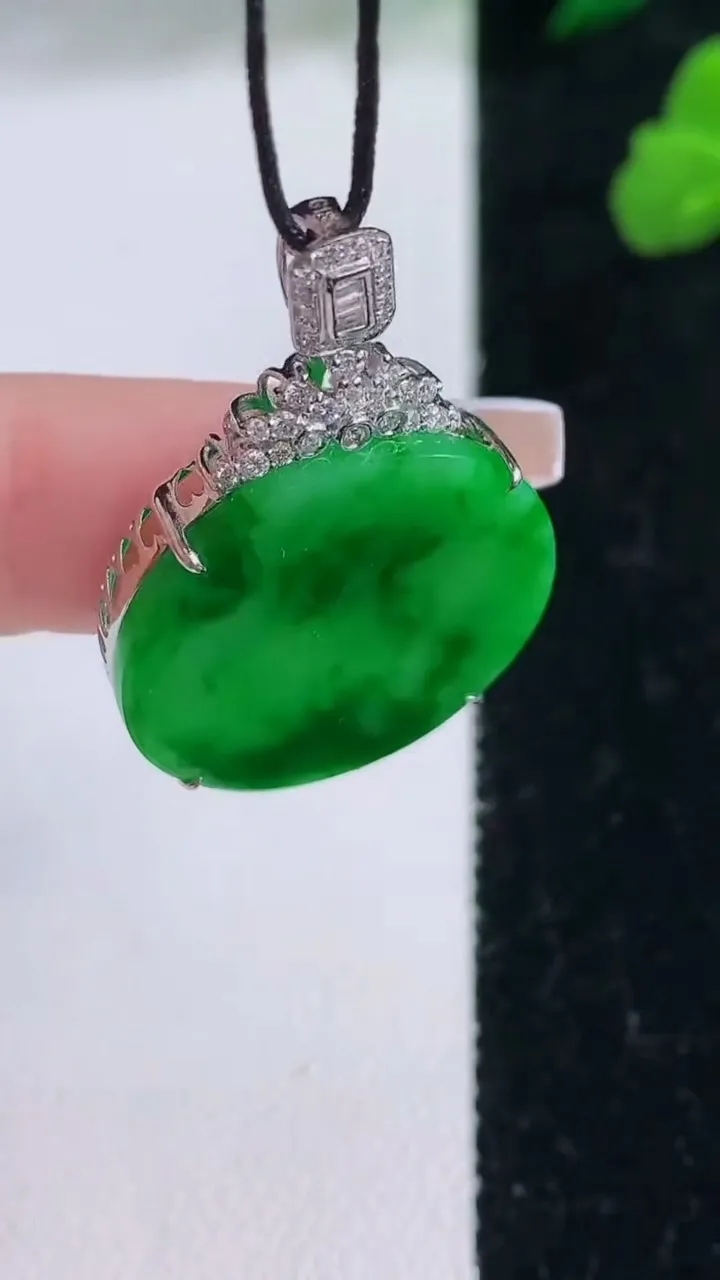 天然A货翡翠无事牌吊坠，尺寸34-22.8-5.6，重量:4.33g
12月8日