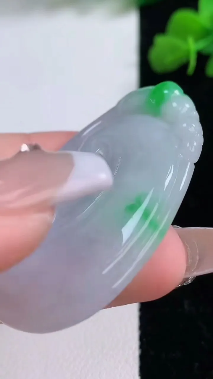 天然A货翡翠如意吊坠，尺寸48.6-27.4-5，重量:14.66g
12月8日