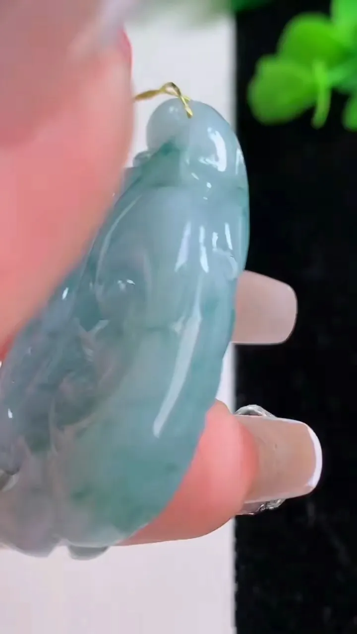 天然A货翡翠飘花如意吊坠，尺寸43.5-26.8-10.5，重量:21.92g
12月8日