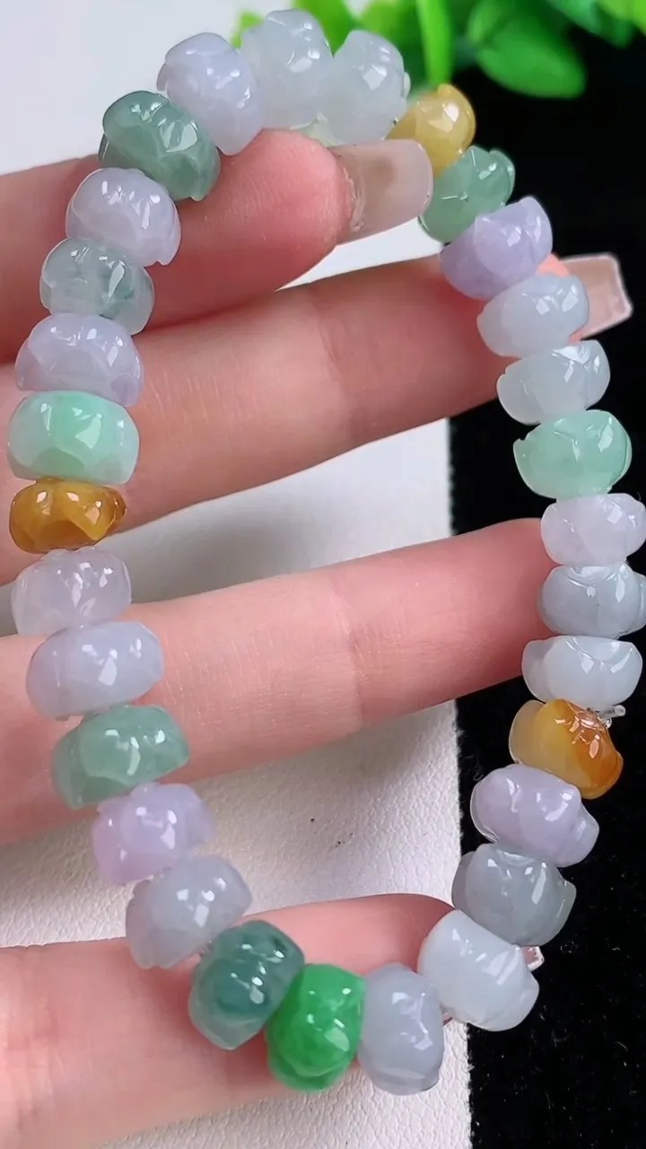 天然A货翡翠三彩莲花手串，尺寸8.2-4.6-30颗 ，重量:25.88g12月9日
工厂直销收藏佳品,种好水足，色泽均匀，有种有色，上手高大气！