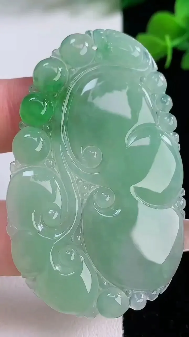 天然A货翡翠如意吊坠，尺寸58.7-36.3-3，重量:13.28g
12月8日