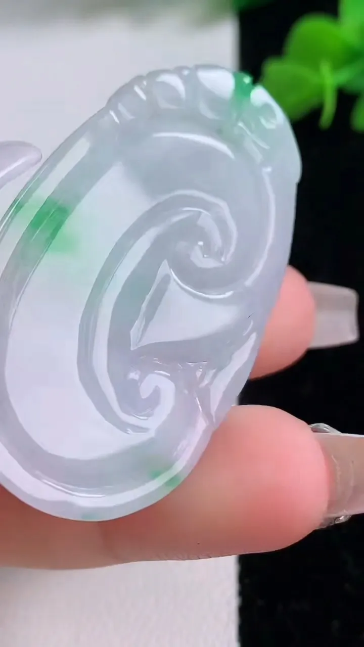 天然A货翡翠如意吊坠，尺寸48.6-27.4-5，重量:14.66g
12月8日