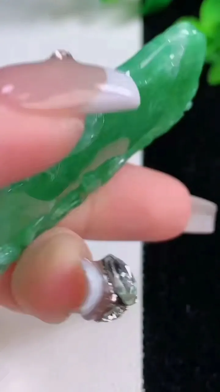 天然A货翡翠节节高升竹节吊坠，尺寸62.2-28.8-5，重量:21.96g
12月8日