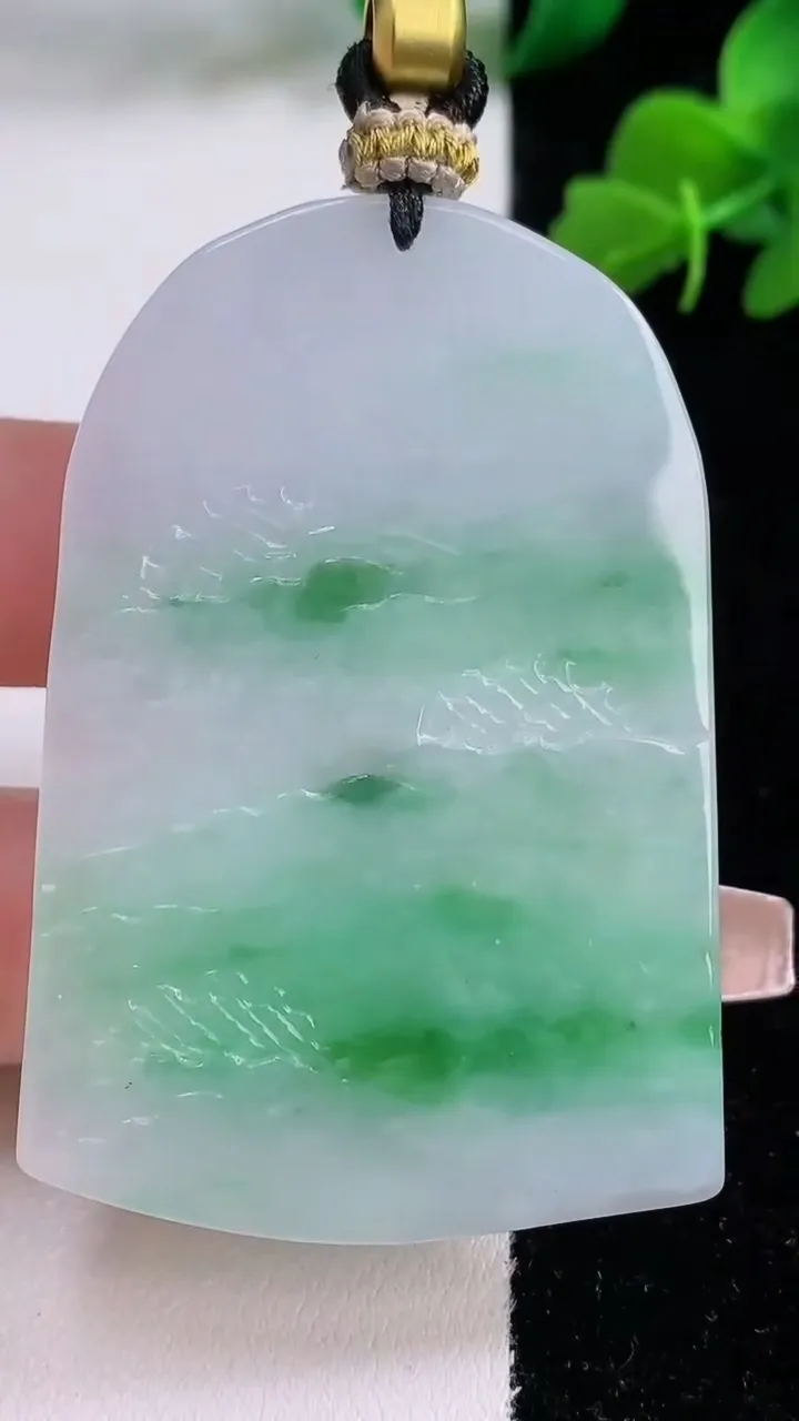 天然A货翡翠山水牌吊坠，尺寸57-38.2-7，重量:37.96g
12月8日