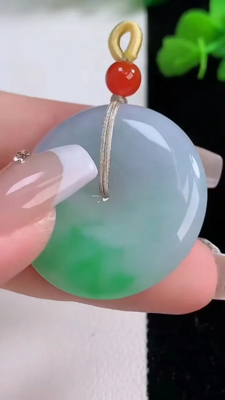 天然A货翡翠平安扣吊坠，尺寸31.6-6.2，重量:13.64g
12月8日