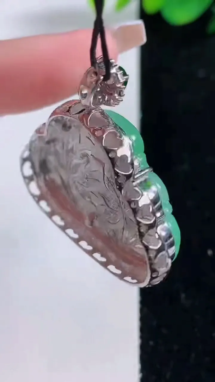 天然A货翡翠佛公吊坠，尺寸36.4-36.2-9.4，裸石24-33.2重量:11.48g
12月8日