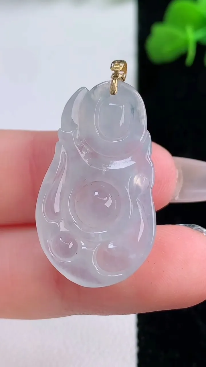 天然A货翡翠种白冰布袋佛吊坠，尺寸29.7-17.7-5.5，重量:5.22g
12月8日