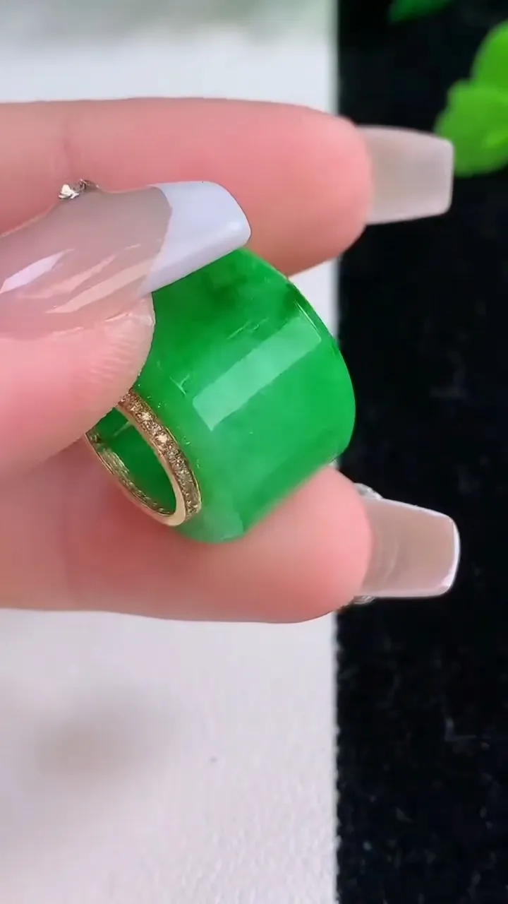 天然A货翡翠路路通吊坠，尺寸19-15.7，重量:9.66g
12月8日