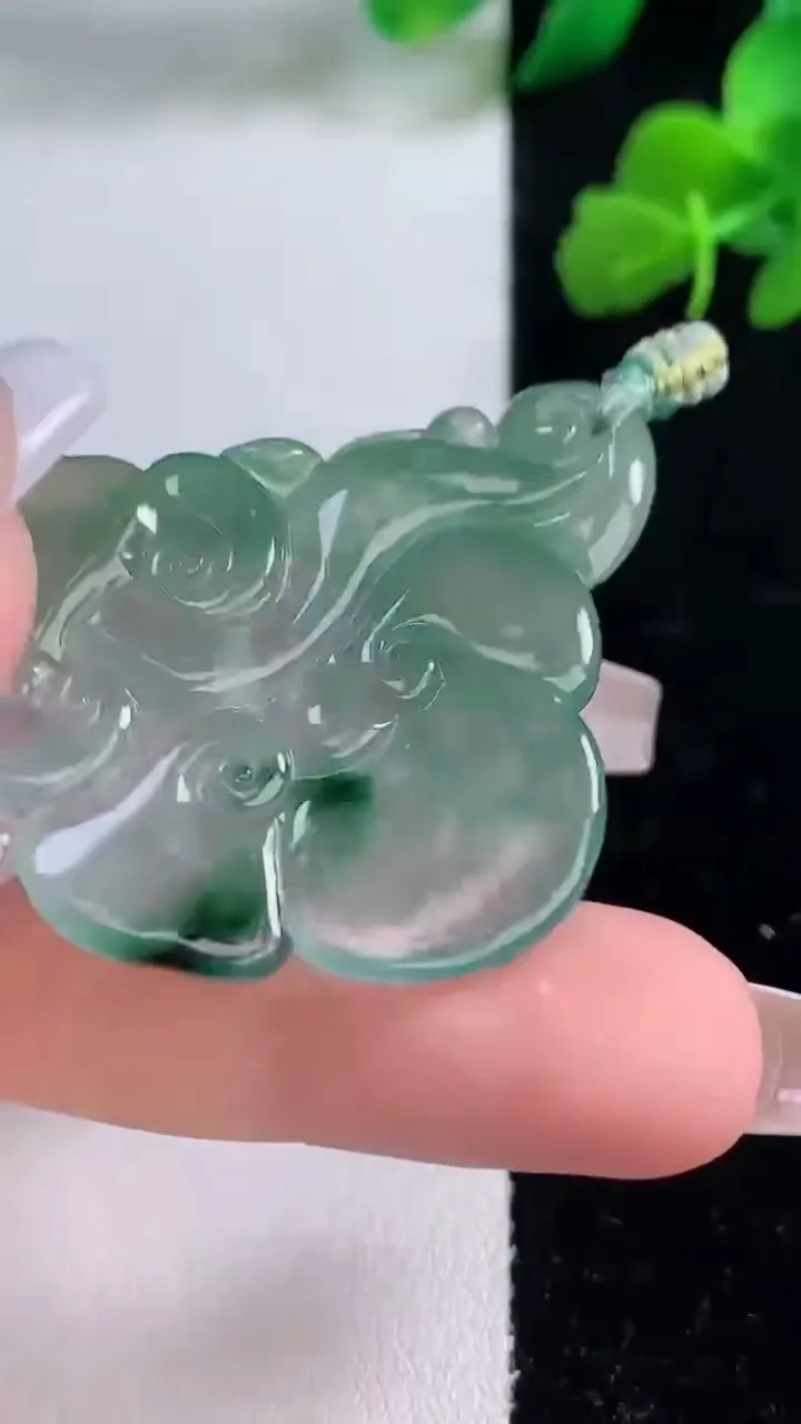 天然A货翡翠冰种飘花如意吊坠，尺寸46-37.4-5.4，重量:12.65g
12月8日