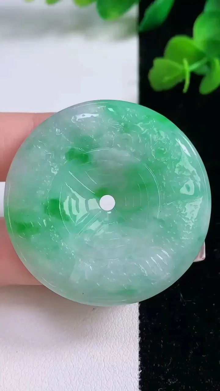 天然A货翡翠雕花平安扣吊坠，尺寸44.5-6.8，重量:27.89g
12月8日