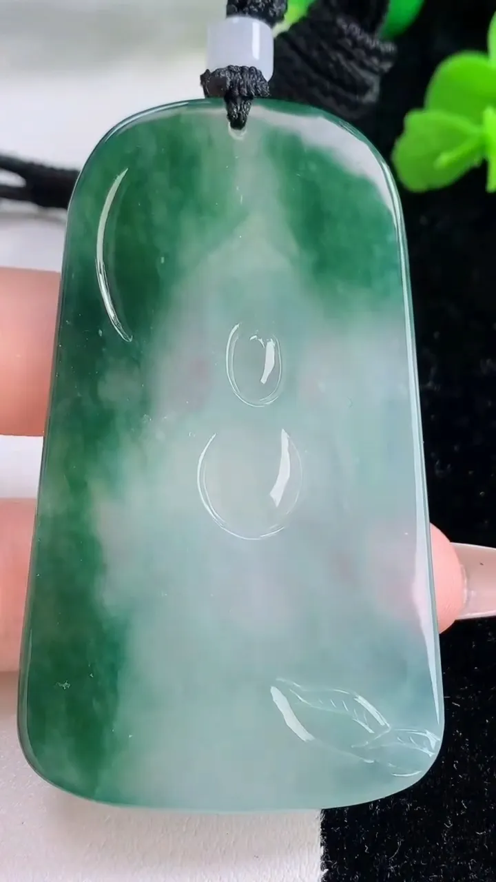 天然A货翡翠种飘花阿弥陀佛吊坠，尺寸64.4-37.2-4.5，重量:31.58g
12月8日