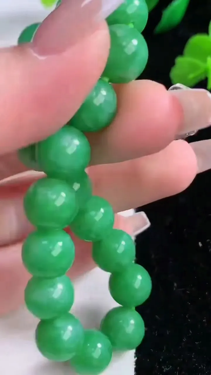 天然A货翡翠圆珠手串，尺寸9.8-18颗，重量:30.51g12月8日
工厂直销收藏佳品,种好水足，色泽均匀，有种有色，上手高大气！