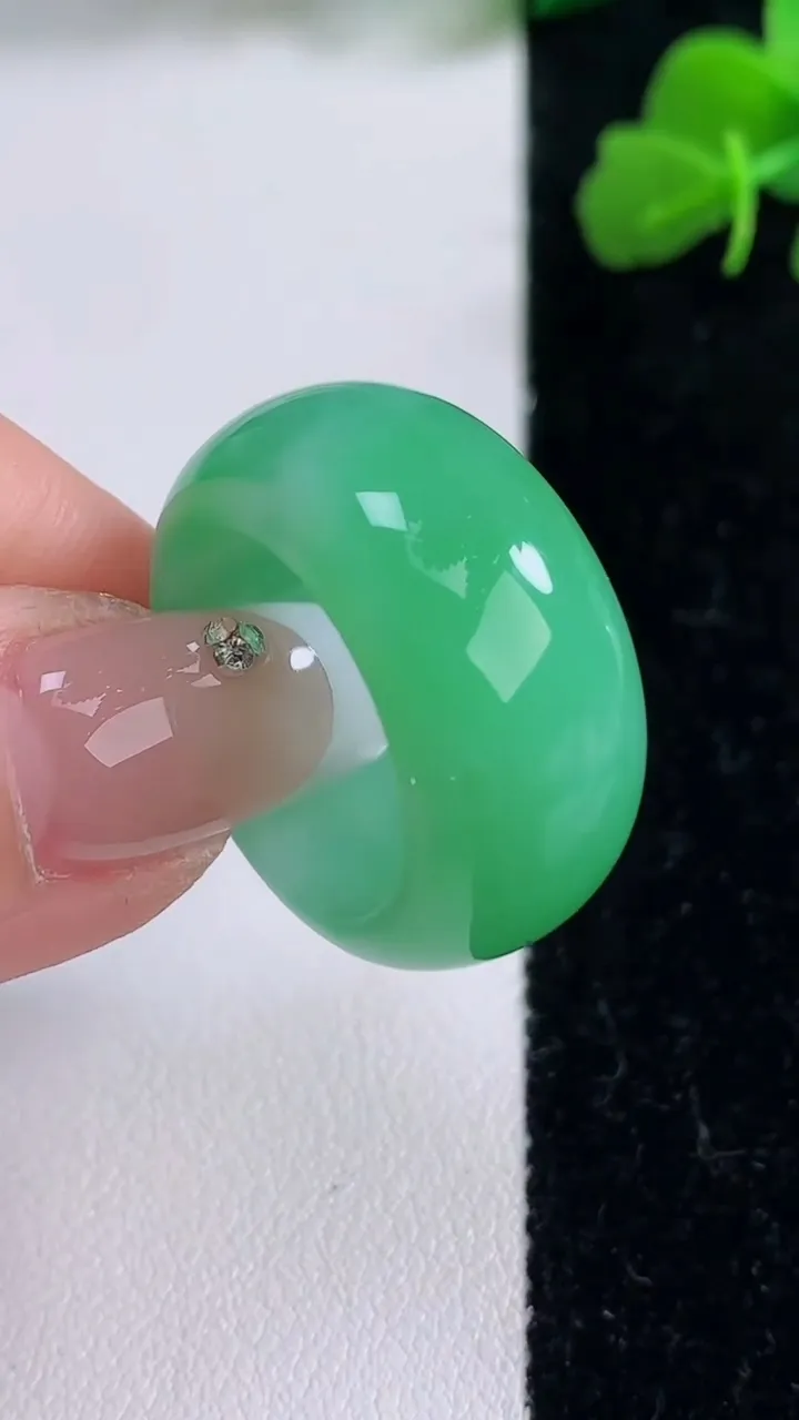 天然A货翡翠指环扳指，尺寸18.3-11.8-4.3，重量:11.26g2025年12月8日
工厂直销收藏佳品,种好水足，色泽均匀，有种有色，上手高大气！