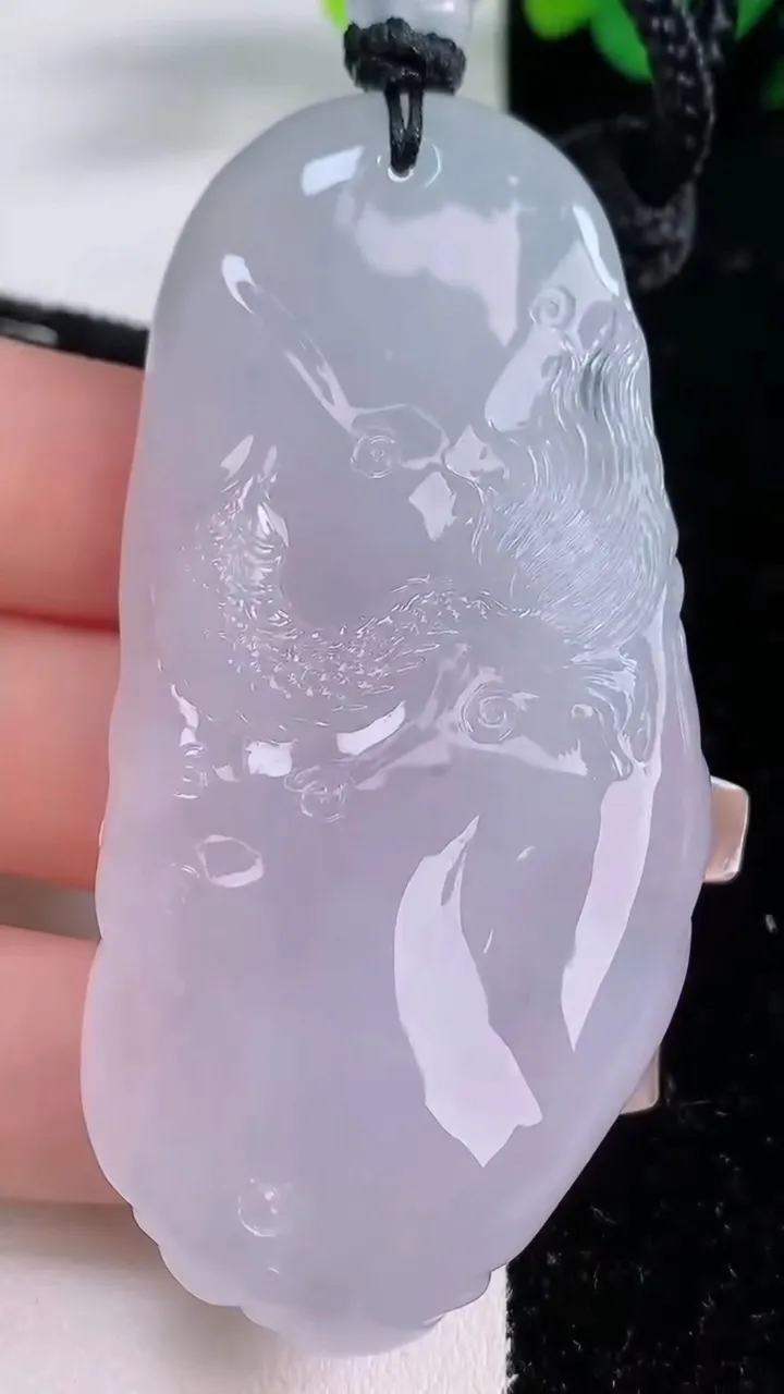 天然A货翡翠种白冰龙牌吊坠，尺寸69.3-34-10.7，重量:53.55g
12月8日