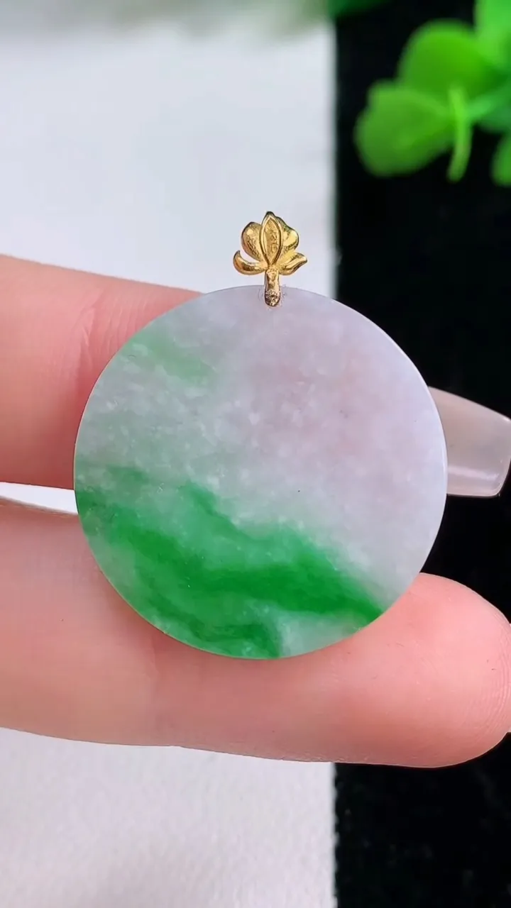 天然A货翡翠无事牌吊坠，尺寸24.7-2，重量:3.68g
12月8日