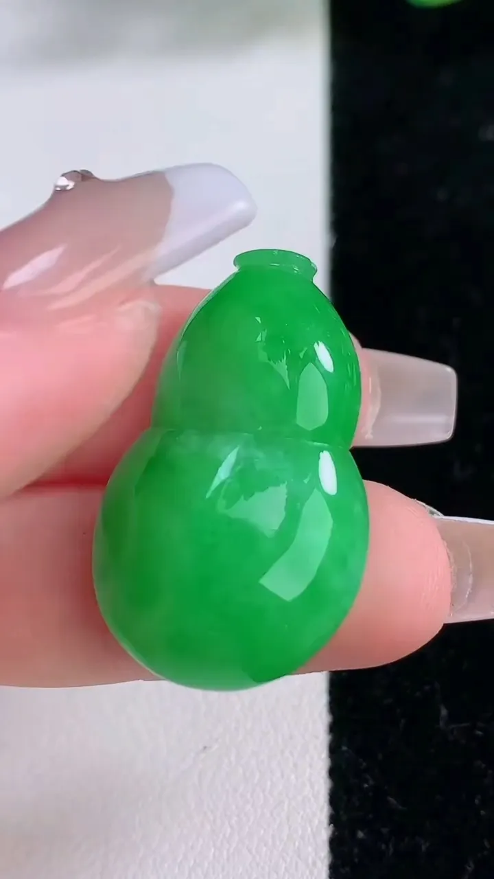 天然A货翡翠葫芦镶嵌件，尺寸30.4-19-8.9，重量:8.33g
12月8日