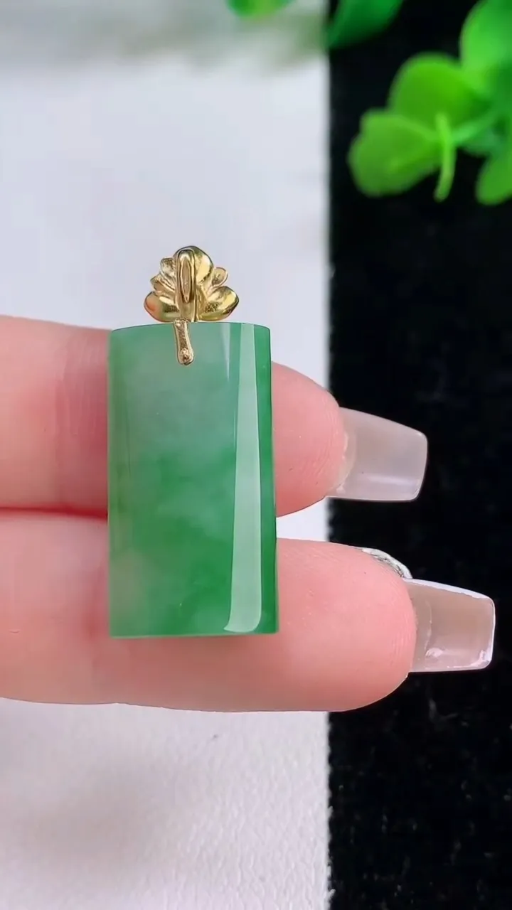 天然A货翡翠无事牌吊坠，尺寸23.4-12.5-5.8，重量:4.88g
12月8日