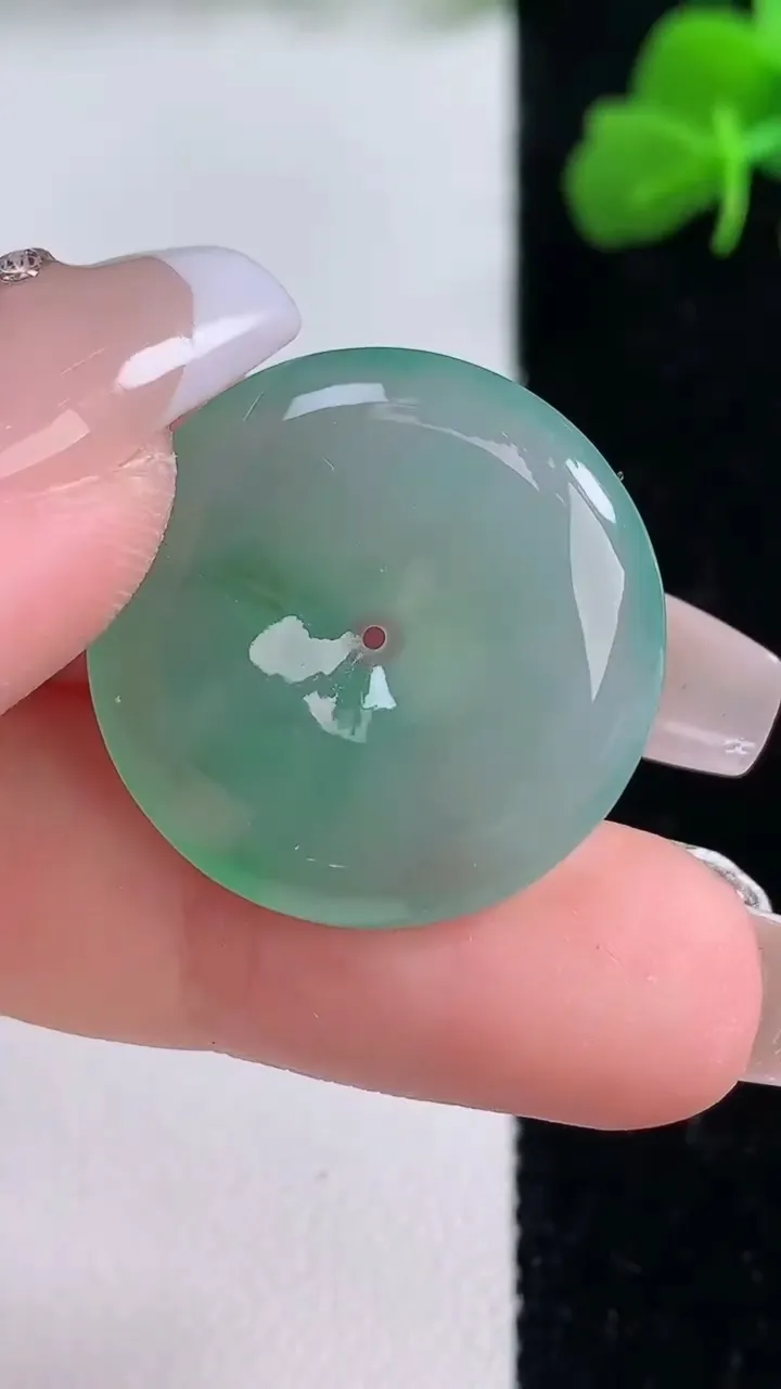 天然A货翡翠平安扣吊坠，尺寸23.7-4.4，重量:6.00g
12月8日