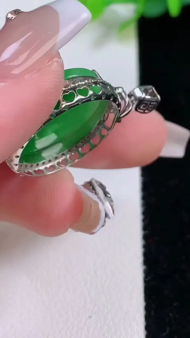 天然A货翡翠无事牌吊坠，尺寸30.5-21.8-6.8，裸石20重:3.86g
12月8日