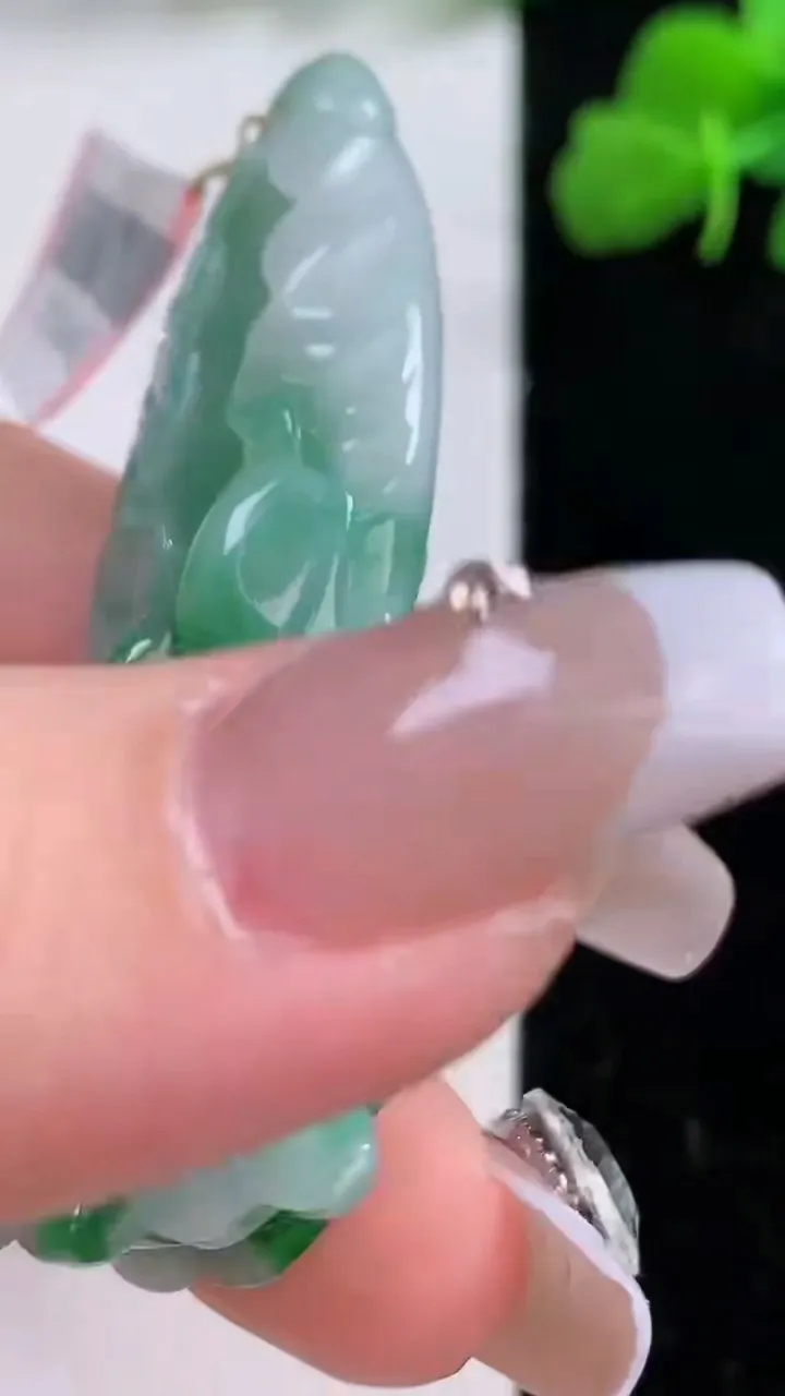 天然A货翡翠白菜吊坠，尺寸55-24.4-8.2，重量:20.75g
12月8日