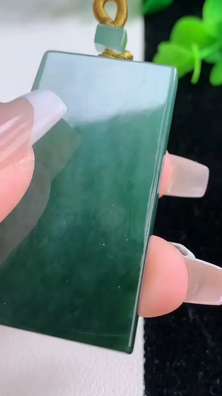 天然A货翡翠飘花无事牌吊坠，尺寸48-28-5，重量:22.97g
12月8日