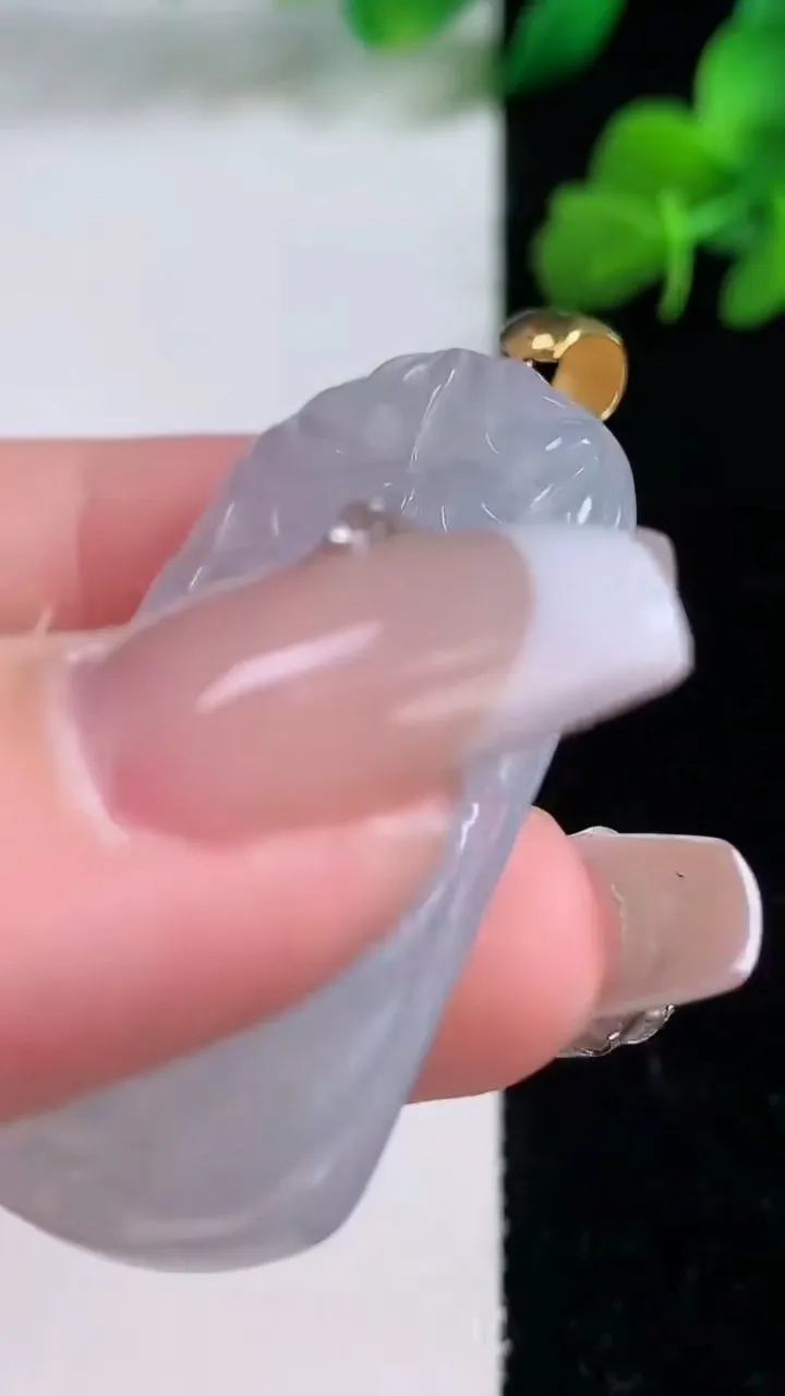 天然A货翡翠种白冰熊猫吊坠，尺寸43.2-26.4-4.8，重量:13.16g
12月8日