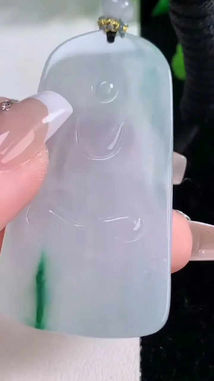 天然A货翡翠种飘花观音菩萨吊坠，尺寸56-29.8-5，重量:25.40g
12月8日