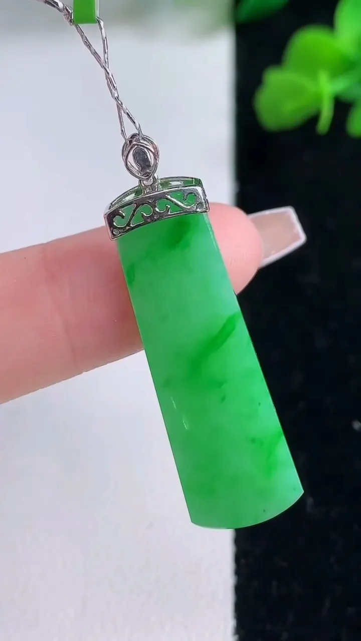 天然A货翡翠无事牌吊坠，尺寸33.6-10.7-6.3，重量:6.44g
12月8日