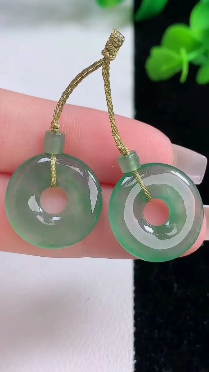 天然A货翡翠平安环吊坠一对，尺寸17.5-2.5，重量:4.48g
12月8日