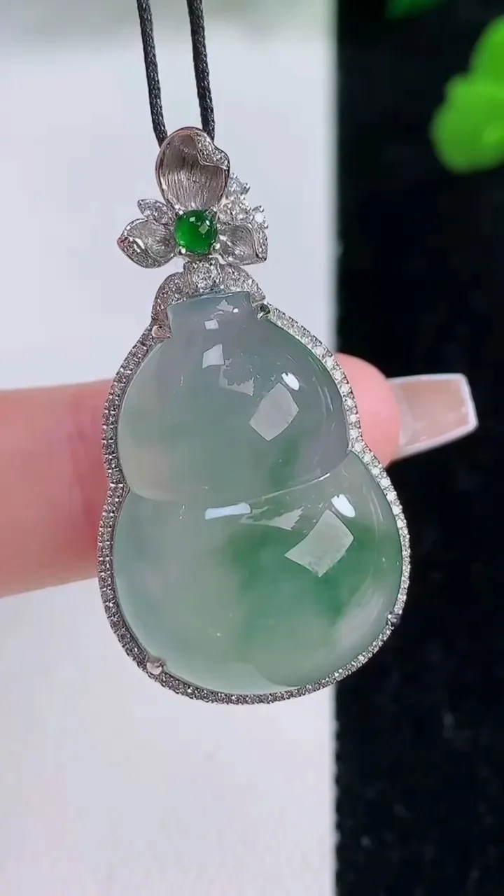 天然A货翡翠种飘花葫芦吊坠，尺寸36-19.7-10.8，裸石24.7-17.3重量:7.66g
12月8日