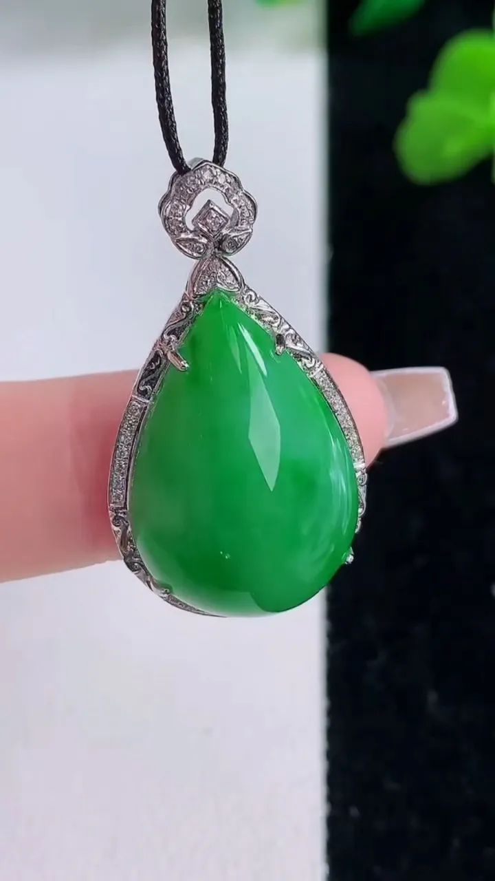天然A货翡翠水滴吊坠，尺寸31.5-17.6-9.5，裸石21.4-14.8重量:5.28g
12月
