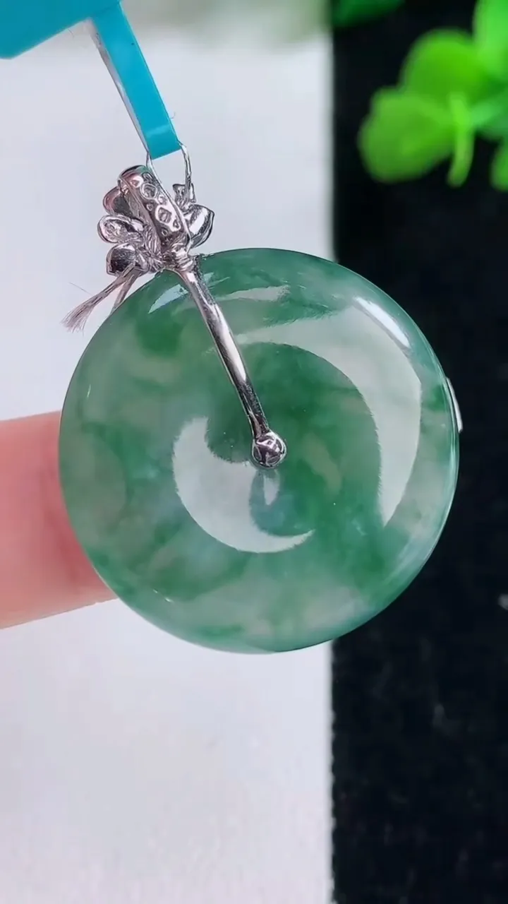 天然A货翡翠种飘花平安扣吊坠，尺寸25.3-5.5，重量:8.17g
12月8日