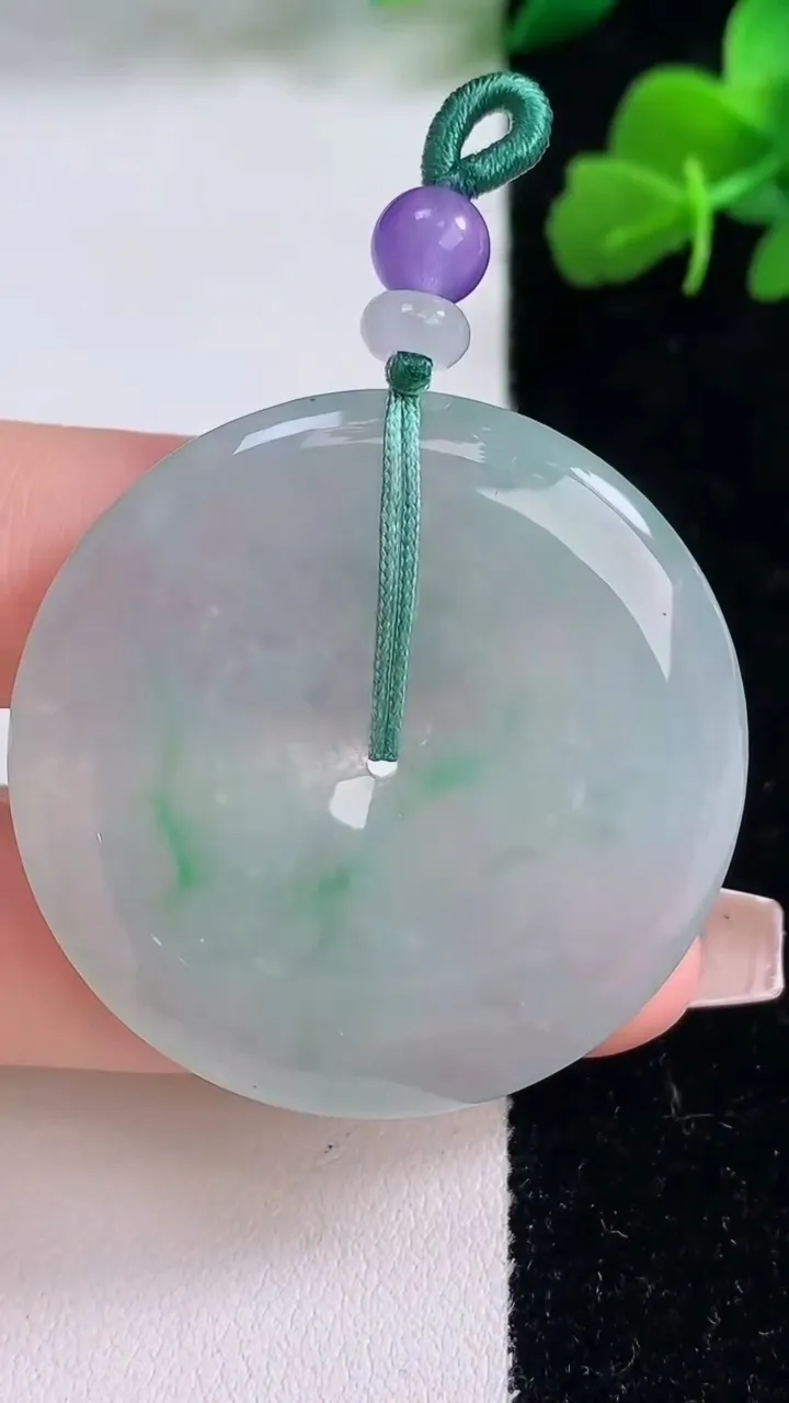 天然A货翡翠平安扣吊坠，尺寸39.7-5.4，重量:19.61g
12月8日