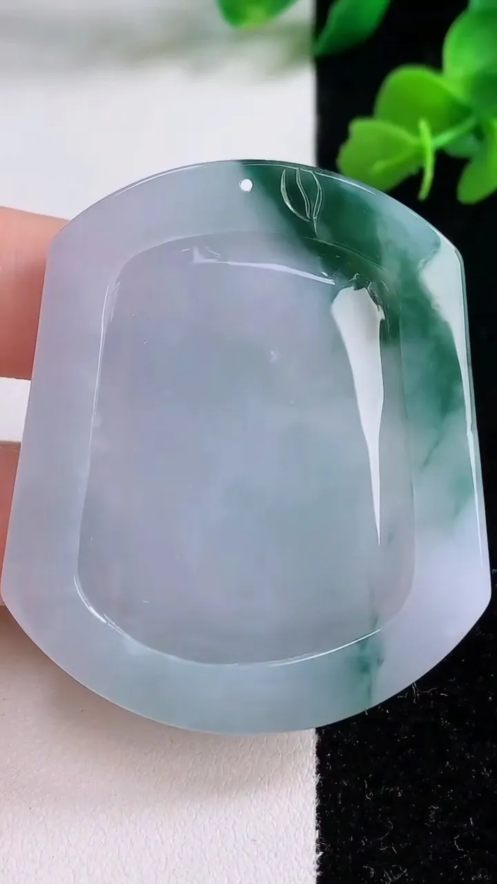 天然A货翡翠飘花生肖兔吊坠，尺寸53.3-45.6-5.6，重量:28.20g
12月8日