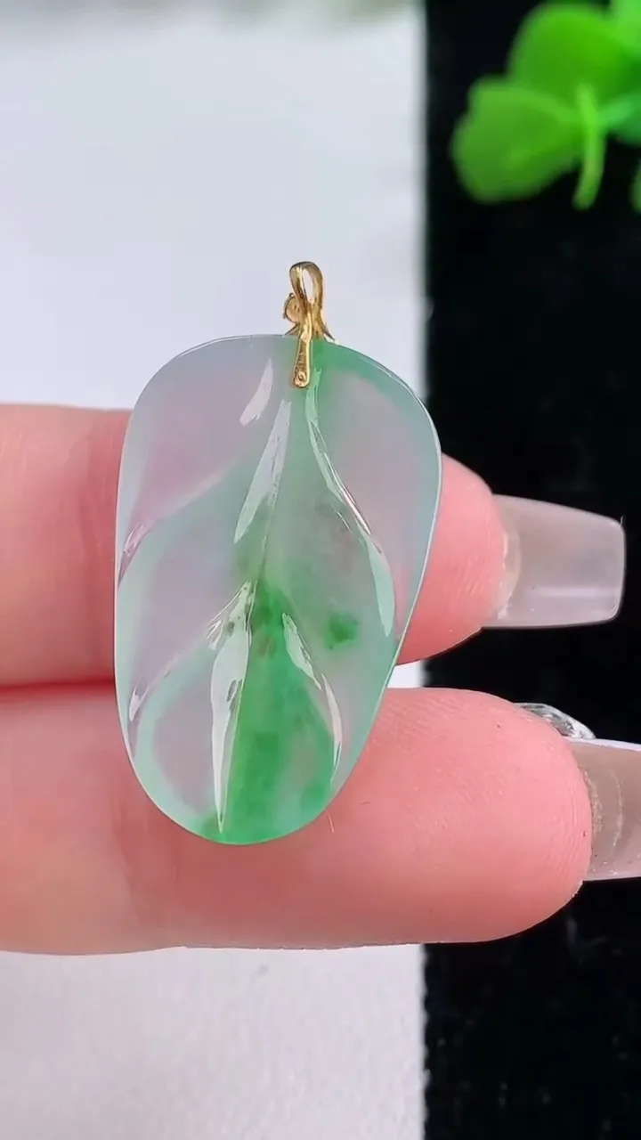 天然A货翡翠金枝玉叶 叶子吊坠，尺寸29-16.5-3.6，重量:3.07g
12月8日