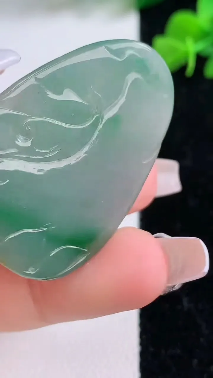 天然A货翡翠虚空藏菩萨吊坠，尺寸40.6-28.2-5.8，重量:13.73g
12月8日