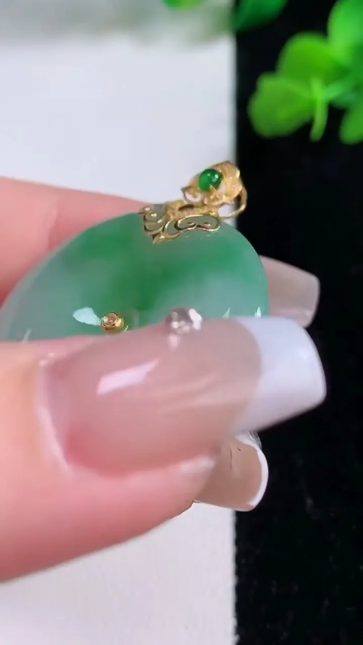 天然A货翡翠平安扣吊坠，尺寸30.8-5.5，重量:11.56g
12月8日