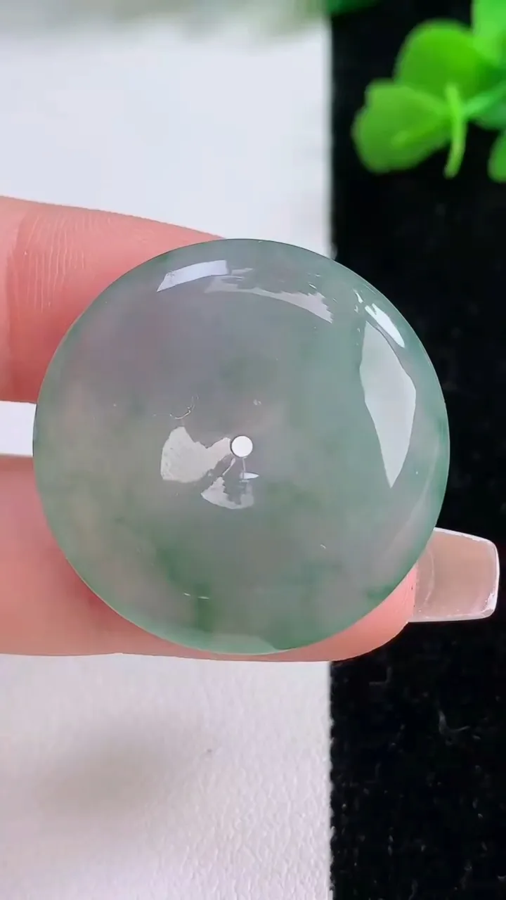 天然A货翡翠冰种飘花平安扣吊坠，尺寸29.8-5.7，重量:10.21g
12月8日