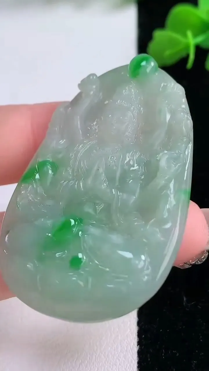 天然A货翡翠千手观音吊坠，尺寸51-33-5.4，重量:16.80g
12月8日