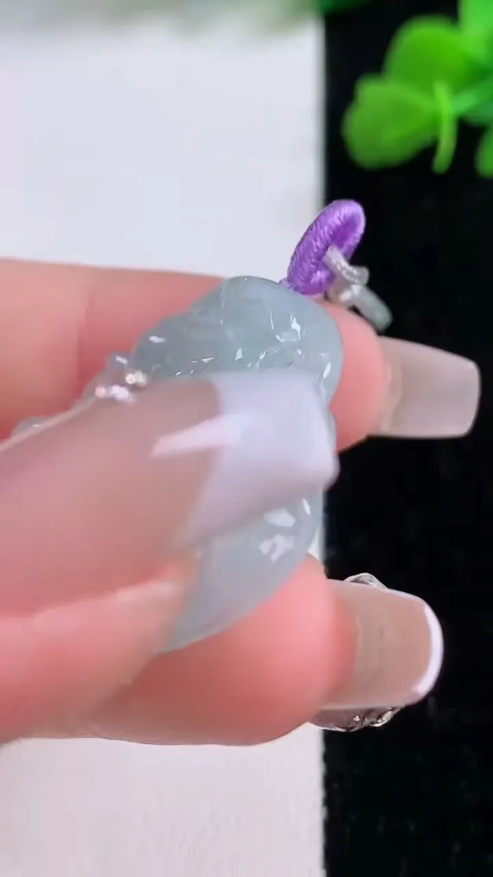 天然A货翡翠冰种飘花佛公吊坠，尺寸29-32.3-5.7，重量:8.55g
12月8日