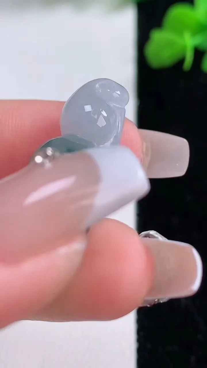 天然A货翡翠飘花福豆吊坠，尺寸34-13.6-6.5，重量:5.69g
12月8日