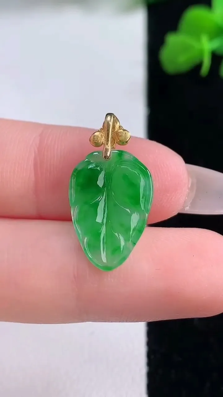 天然A货翡翠金枝玉叶 叶子吊坠，尺寸16.6-11.8-2.6，重量:1.11g
12月8日