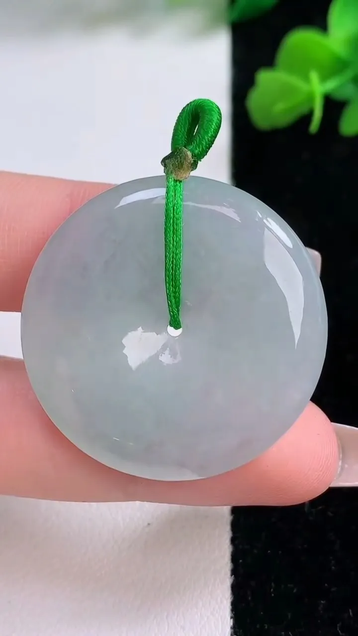 天然A货翡翠平安扣吊坠，尺寸33.4-5.6，重量:13.88g
12月8日