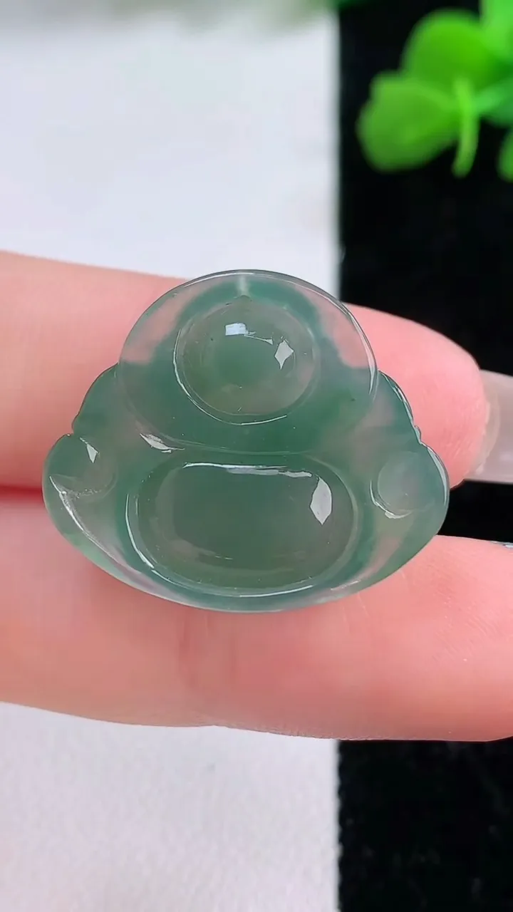 天然A货翡翠佛公吊坠，尺寸21-24.5-5.7，重量:4.30g
12月8日