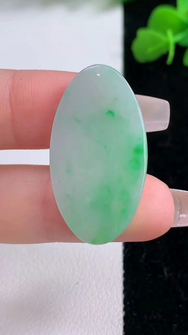 天然A货翡翠无事牌吊坠，尺寸52.6-17.7-3.2，重量:4.54g
12月8日